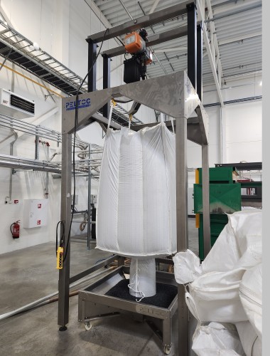"Big bag" lifting frame with discharge tray